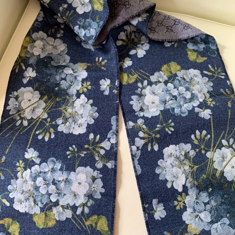 🪻 New Authentic Gucci Reversible Floral Wool Scarf